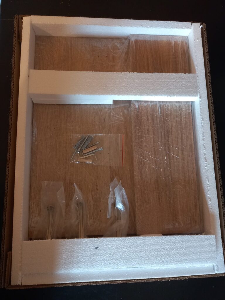 Produkt Partner Loft zapakowany w karton ze styropianem i kompletem okuć